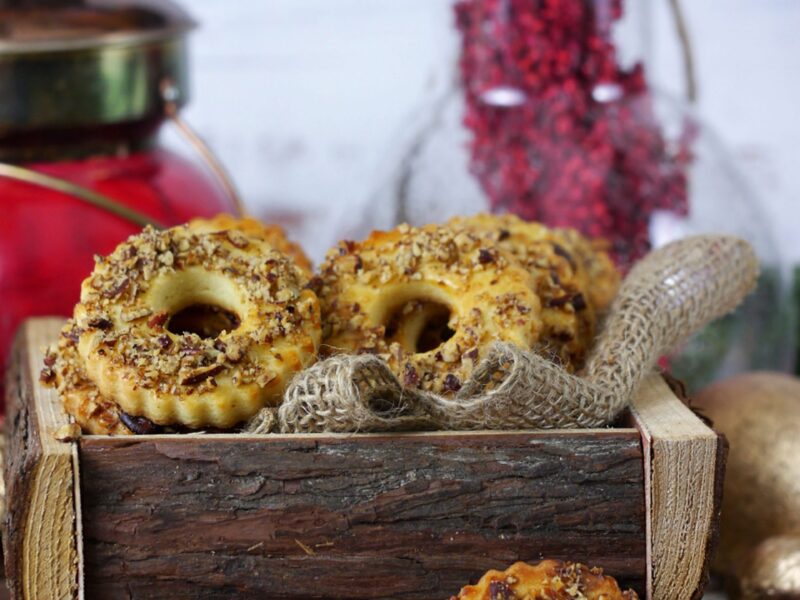 Shortbread rings (cookies) with nuts